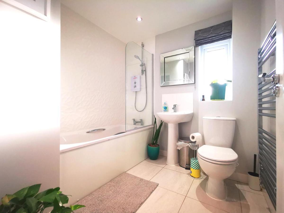 The Lawnswood - Central Manchester Holiday Home With Free Parking Exterior photo